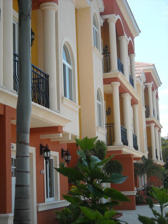 Mediterranean Three Story Beach Townhouse เซนต์พีทบีช ภายนอก รูปภาพ