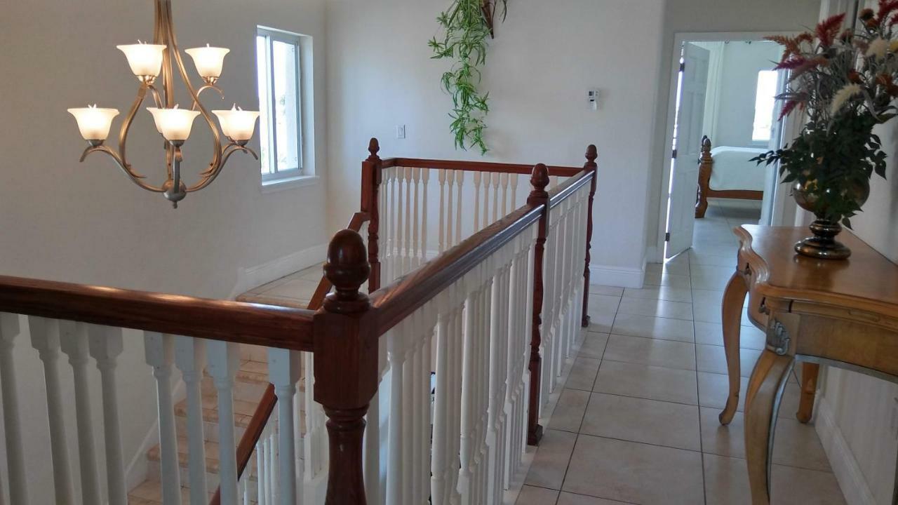 Mediterranean Three Story Beach Townhouse เซนต์พีทบีช ภายนอก รูปภาพ