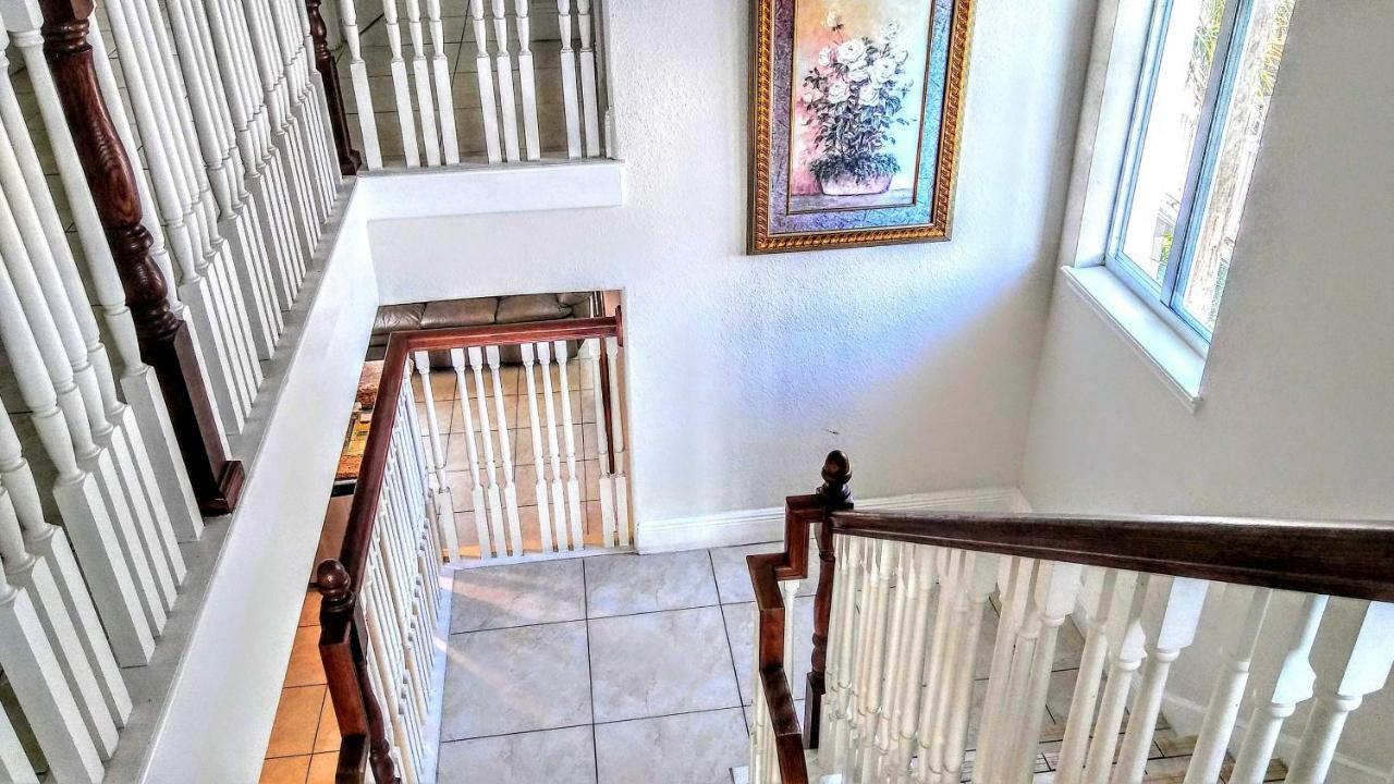 Mediterranean Three Story Beach Townhouse เซนต์พีทบีช ภายนอก รูปภาพ