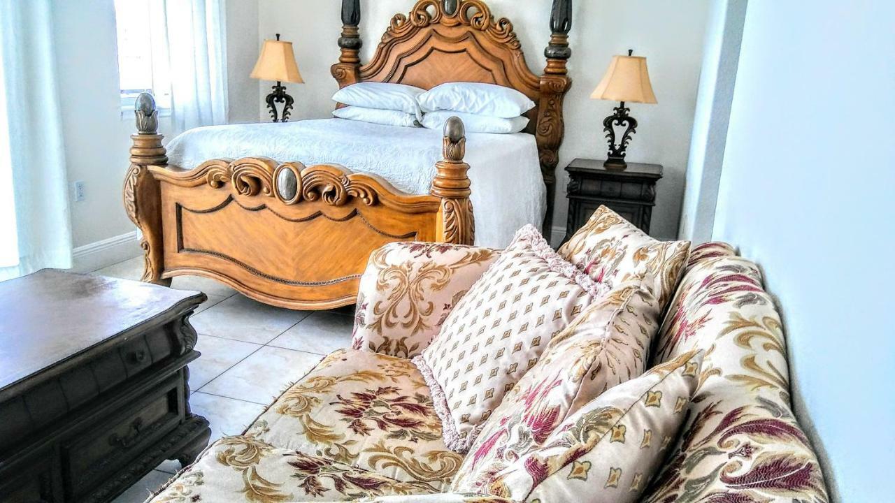 Mediterranean Three Story Beach Townhouse เซนต์พีทบีช ภายนอก รูปภาพ